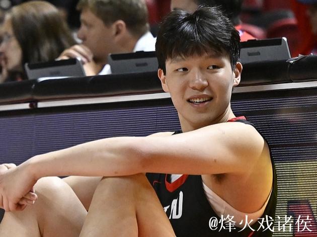 邓恩半场5投3中、三分2中1得到9分1篮板3助攻 邓恩半场5投3中、三分2中1得到9分1篮板3助攻