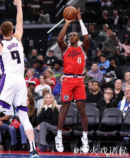 邓恩半场5投3中、三分2中1得到9分1篮板3助攻 邓恩半场5投3中、三分2中1得到9分1篮板3助攻