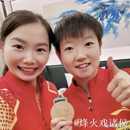 姐妹情深!孙颖莎离队返回北京治疗脚伤,何卓佳一人陪同贴心照顾 姐妹情深!孙颖莎离队返回北京治疗脚伤,何卓佳一人陪同贴心照顾